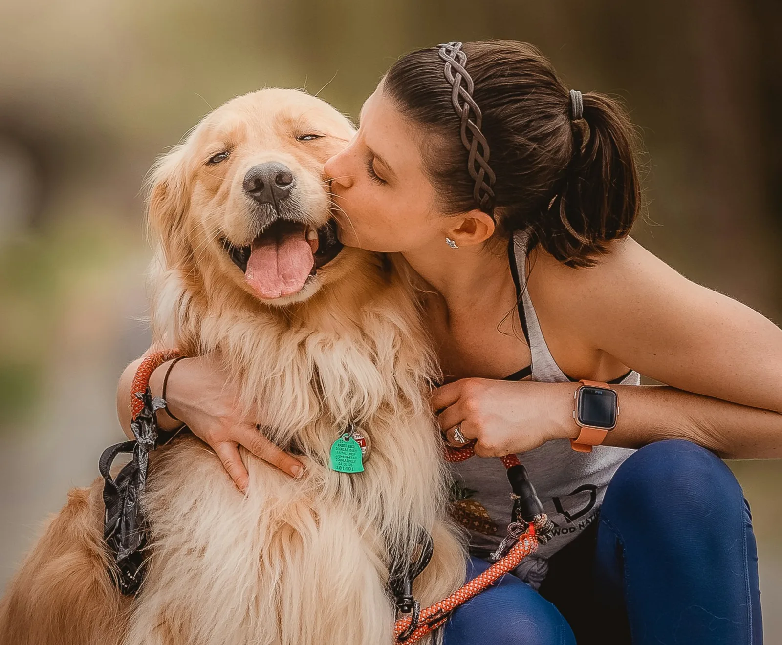 Waldweg im warmen Licht – Naturausflug mit Hund