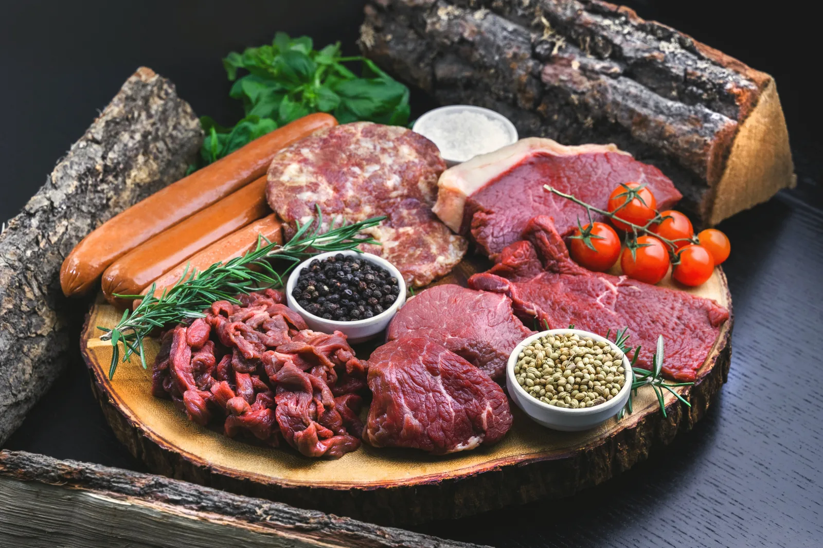 Großer Teller mit frischem Fleisch für die Hundeernährungsberatung