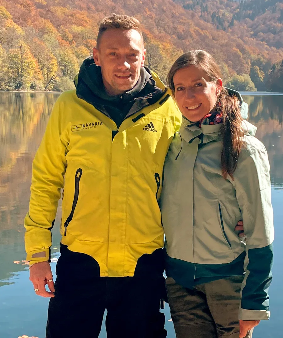 Nataša und Johannes, Gründerin und Gründer der WolfSpirit-Hundeschule, draußen am See